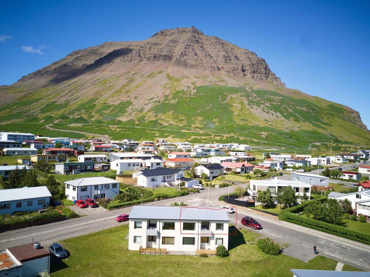 Apartment With Amazing Mountain View Bolungarvík Exteriör bild